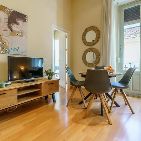 Bright Two-bedroom In The Historic Center Apartment *