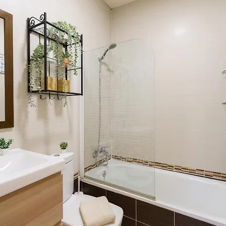 Bright Two-bedroom In The Historic Center Apartment *